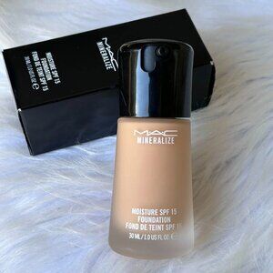New Mac Mineralize Moisture SPF 15 Foundation~NW22~Full size 30 ml